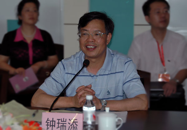 钟瑞添副校长主持汇报会。