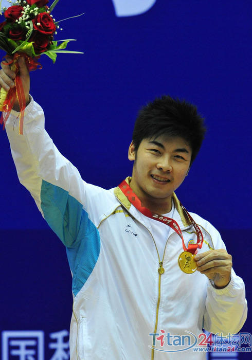 陆永在展示金牌。