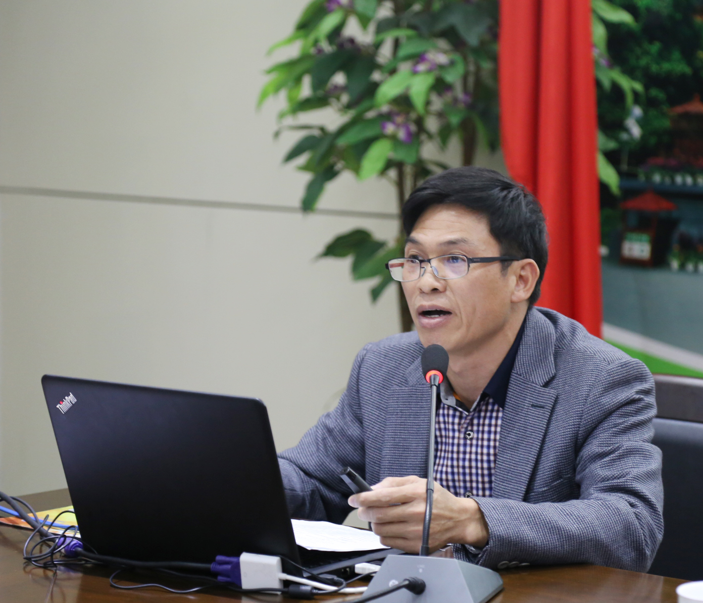 设计学院党委书记向先孟发言.jpg