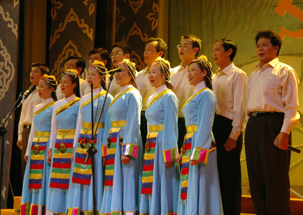 体育学院大合唱。