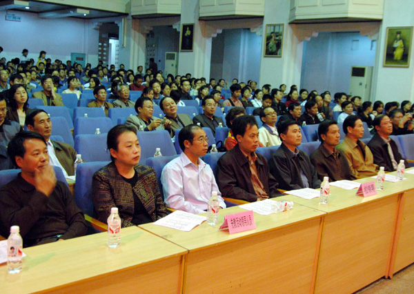 观众们兴致高昂地观看表演。