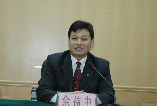 自治区教育厅厅长余益中在开班典礼上做重要讲话 (蒙丽 摄)