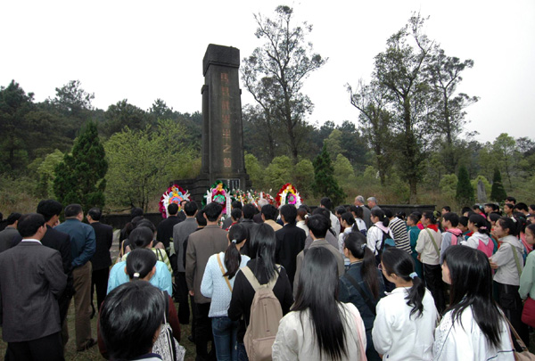 我校师生清明祭扫马君武、马保之先生陵墓。