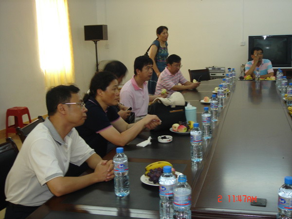 杨伟嘉副厅长和教育厅相关部门负责人在听汇报。