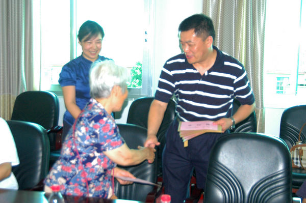 王副书记给离休老党员送上慰问金