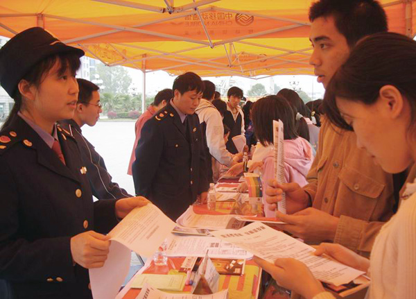 桂林市工商在学校设点现场为同学们解决生活中的维权问题。