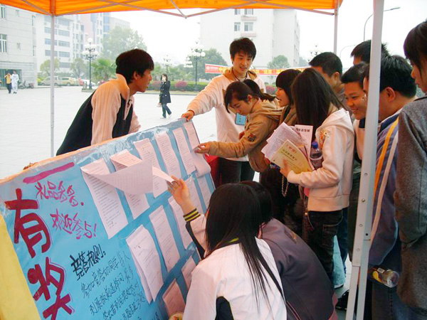 学校采取各种形式向学生们宣传消费知识。