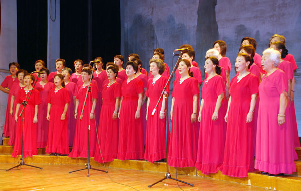 我校老年人合唱团表演的合唱。