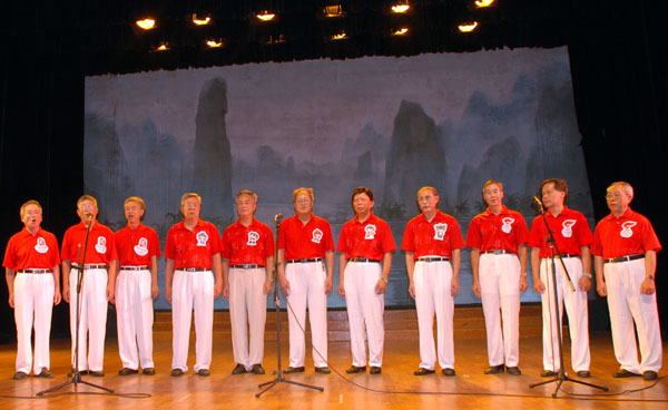 我校老年男声小组唱。