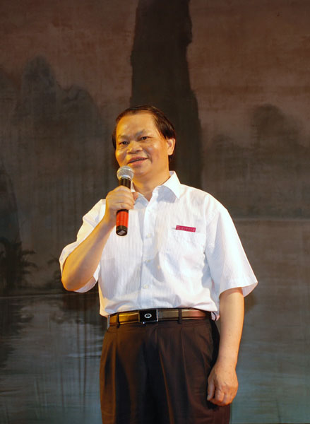 蓝常周副校长在联欢会上致辞。