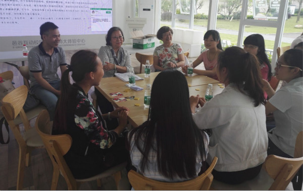 钟蓝教授认真倾听获奖学生发言（雁山校区）