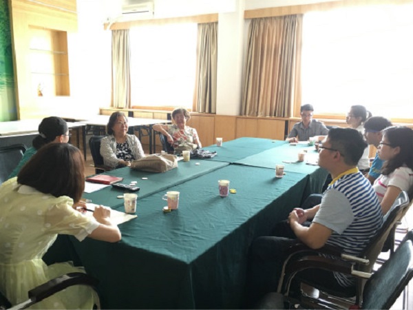 钟蓝教授与获奖学生愉快交谈（育才校区）