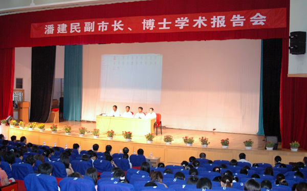 桂林市副市长潘建民博士应邀到我校田家炳书院报告厅做报告。我校党委书记陈大克、校长梁宏、副校长蓝常周出席了报告会，文旅学院师生400余人到场聆听了报告。