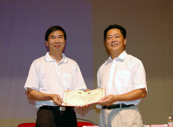 潘建民副市长受聘为我校客座教授，及2004级社会管理学专业的硕士生导师。梁宏校长为潘副市长（右）颁发了聘书。