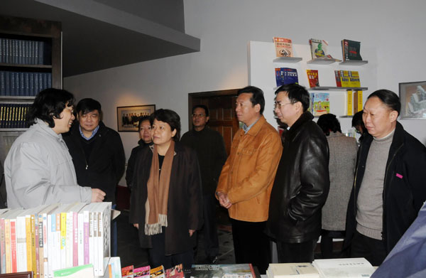 李康副主席一行在参观出版社图书展厅。