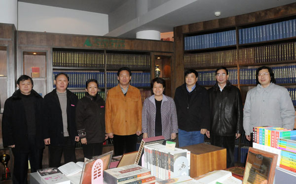 李康副主席一行与我校领导、出版社主要负责人合影。