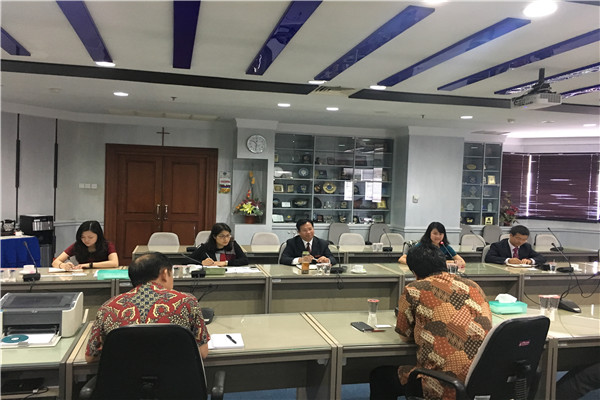 在印尼泗水彼得拉基督教大学会谈.jpg