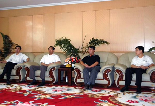 我校党委书记陈大克（右二）代表全校教师对市委市政府的关怀表示感谢。