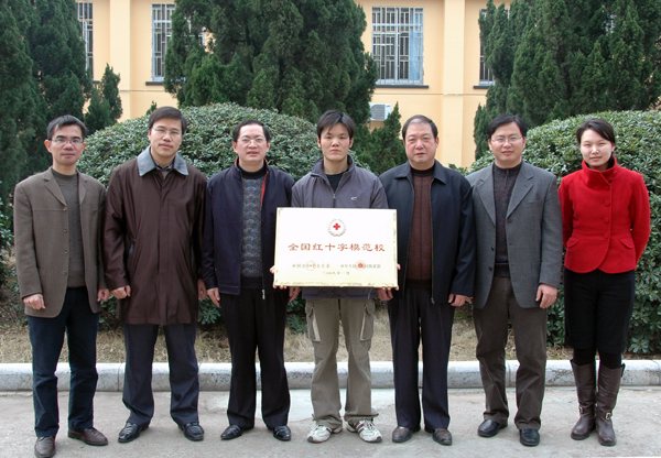 校红会的主要负责人合影。