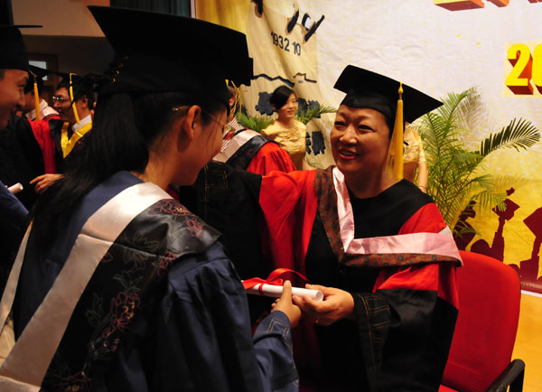 王枬书记为毕业研究生授予学位