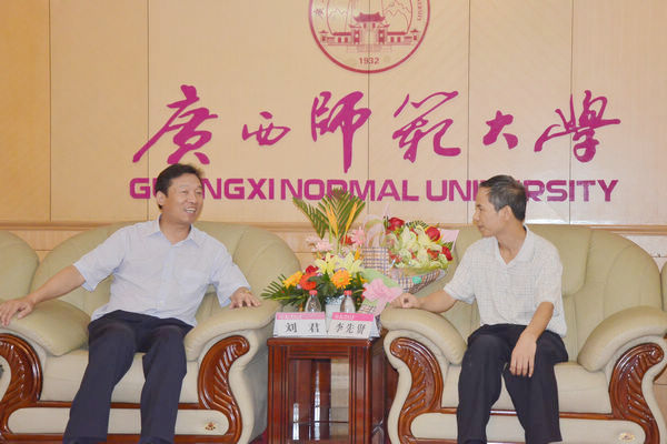 李先贤教授与刘君书记畅                    </div></div></article>
                    </div>
                    <div id=