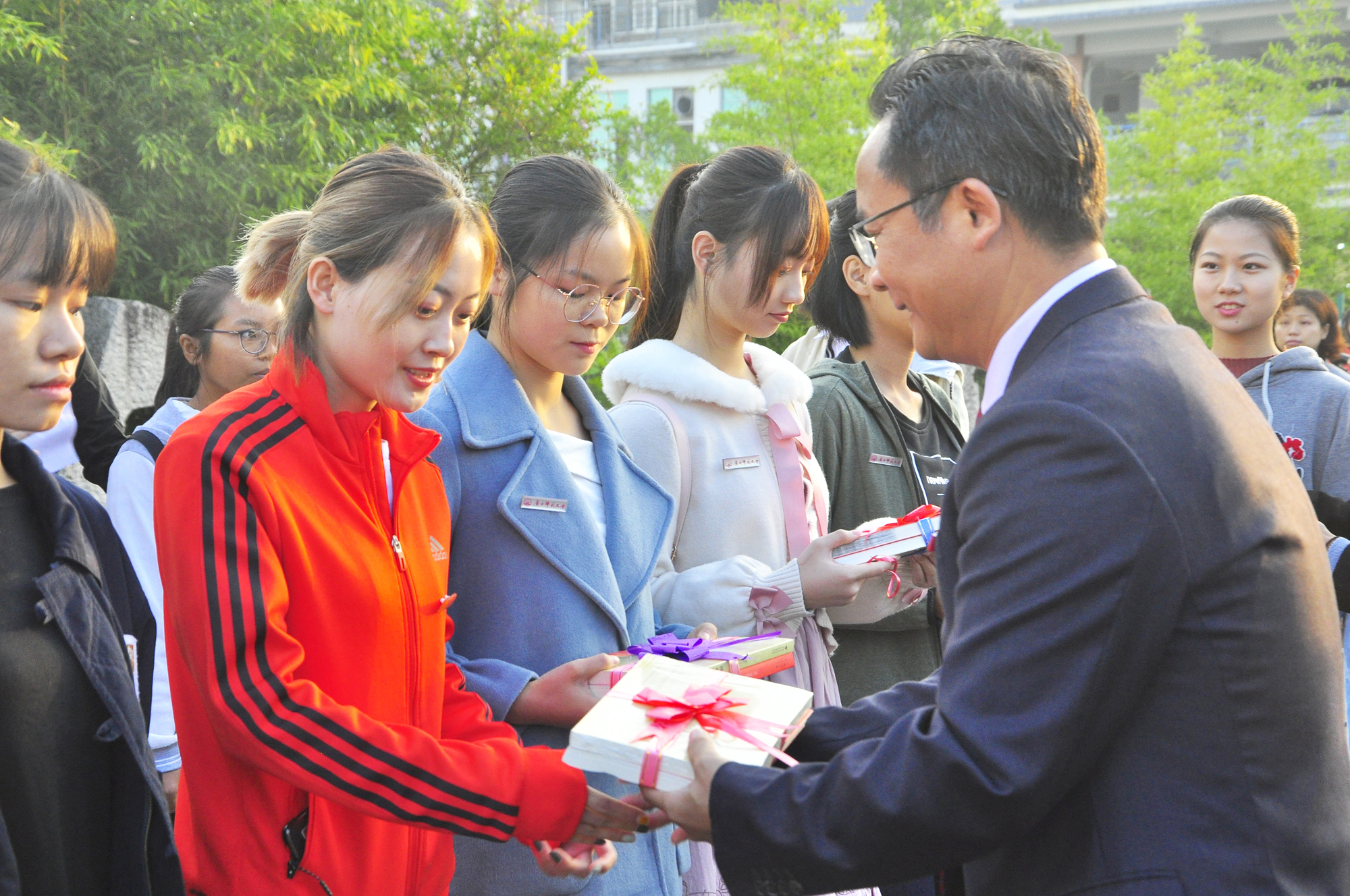 林春逸副校长为生日同学赠送生日礼物（大学生通讯社陈兰鑫摄)9.jpg
