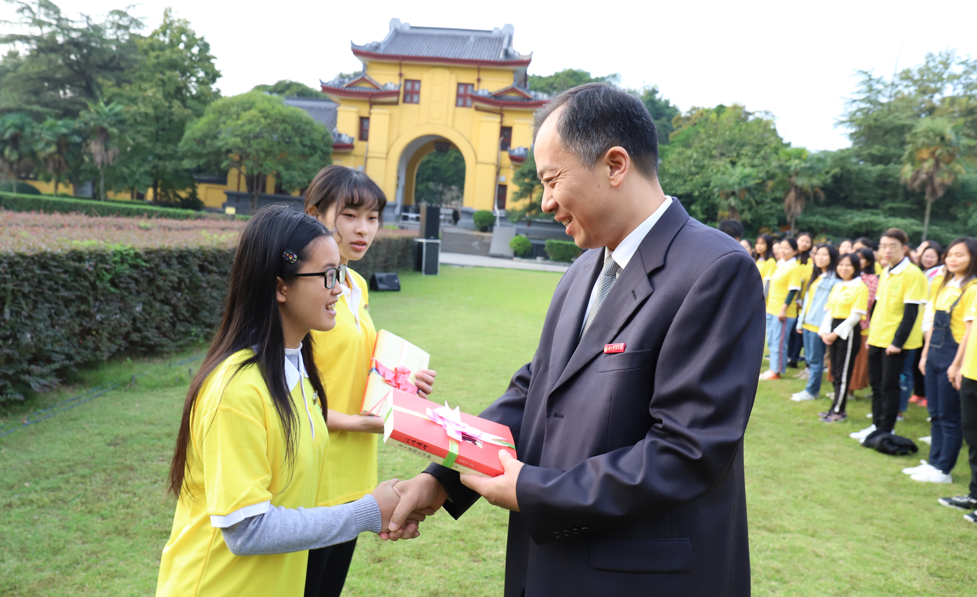 旷永青副书记校庆日同一天生日的学生发放书籍9.jpg