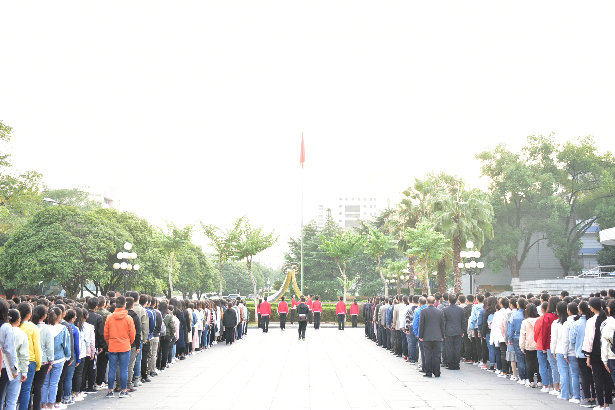 育才校区升旗现场9.jpg