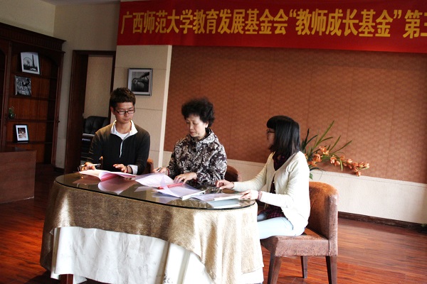 丁静总会计师与教师代表签订立项协议书