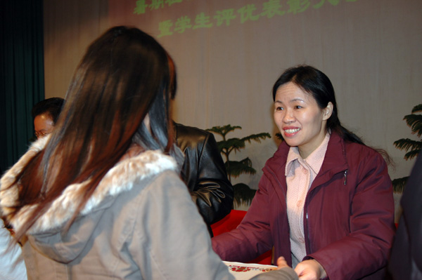 校党委副书记林娜为获奖集体和学生颁奖。