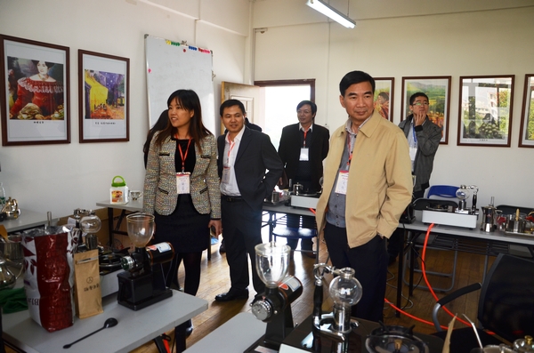 校长梁宏、副校长李传起参观酒店服务项目赛场（陈园园 摄）