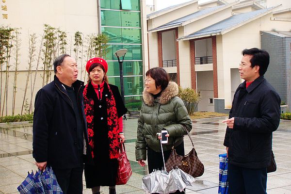 刘健斌副校长陪同校友考察雁山校区教学区