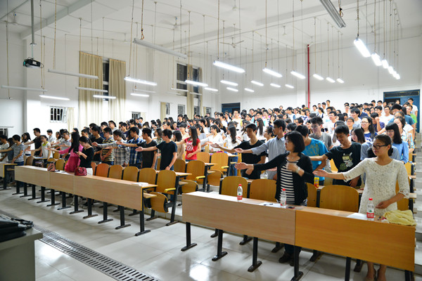 经管学院就业求职礼仪规范讲座：全体观众现场示范规范的礼仪动作