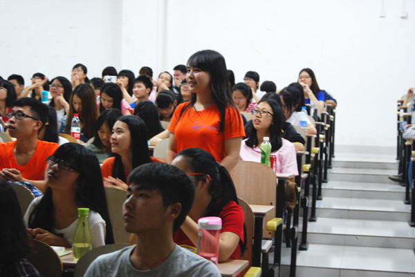 经管学院党务知识竞赛：选手积极回答提问