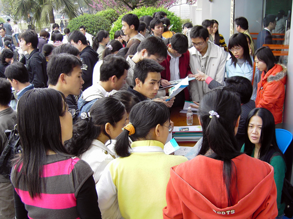 毕业生们在投档应聘。