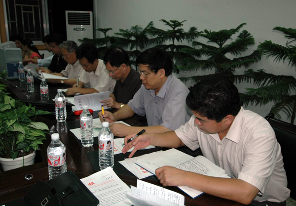 督导组成员们在认真听取我校的工作汇报。