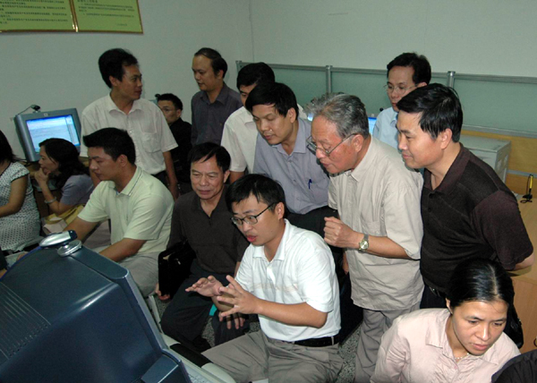 督导组认真视察“党员教师在线”网上交流活动现场。