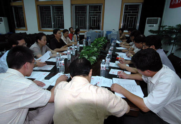 学校先教办领导小组成员、校党委副书记张鹏向督导组汇报工作情况。