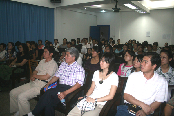 我校师生认真聆听报告