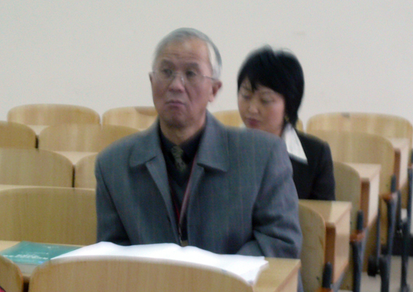 黄冰教授（前）在听课。