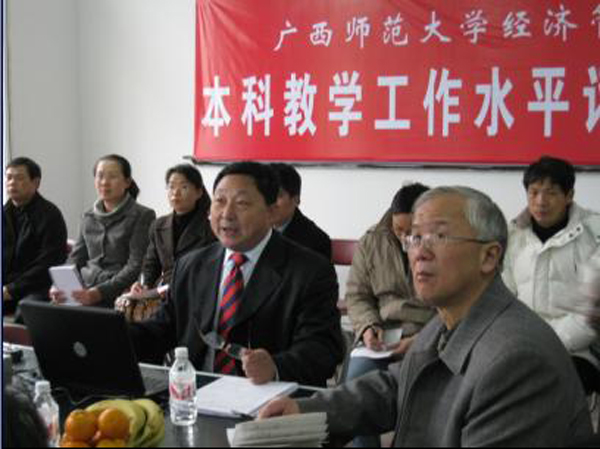 黄冰教授（右一）在听取经管学院的评建工作汇报。