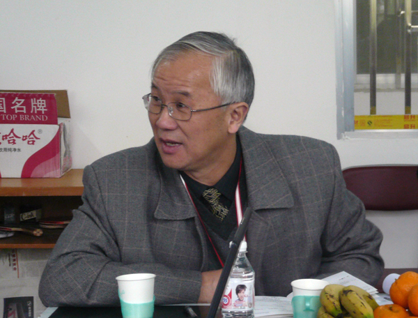 黄冰教授在经管学院汇报会上讲话。