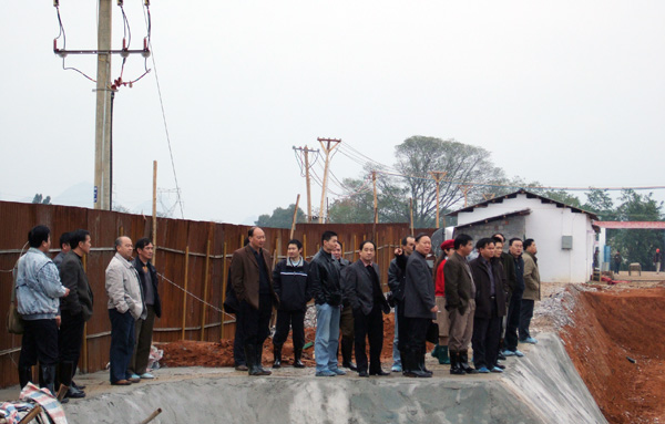 参观施工现场。
