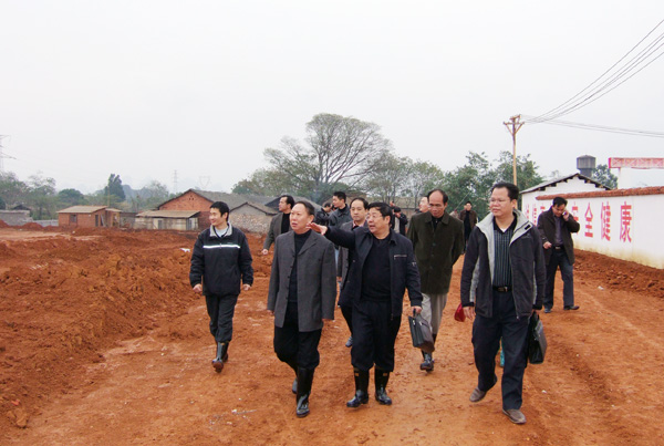 冒泥泞前往工地。