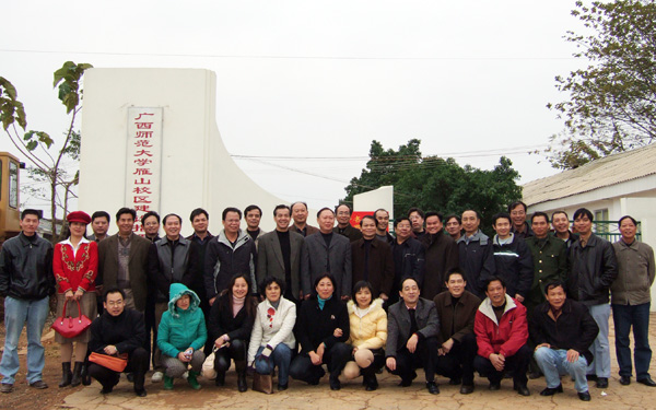 与指挥部同志合影。