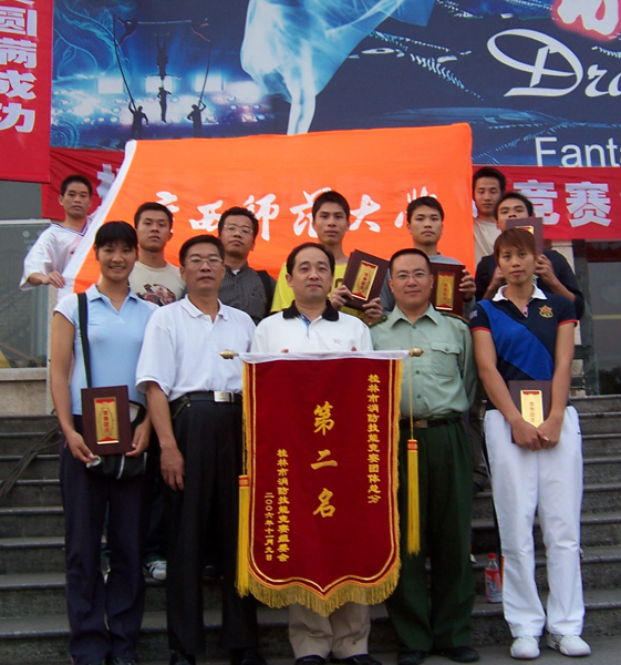 我校参赛队合影留念