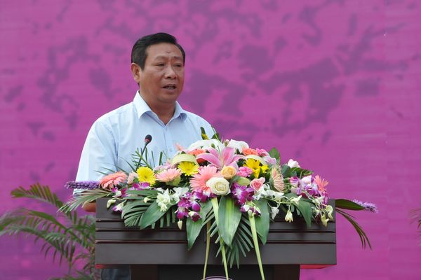 副校长陈洪江主持仪式