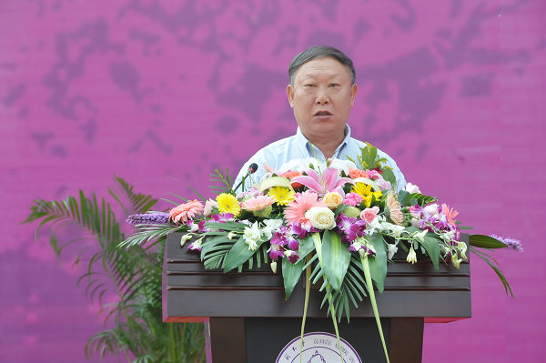 副校长、校庆办主任刘健斌宣读学校80周年校庆1号公告