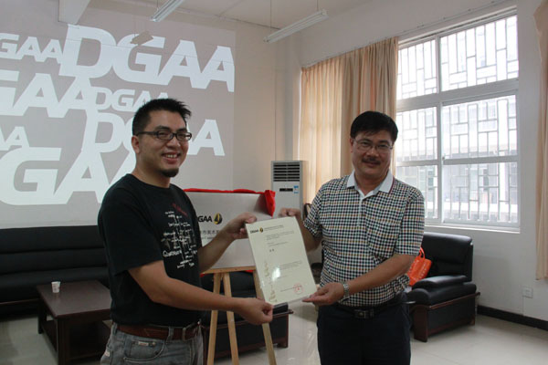 相关负责人为委员颁发聘书