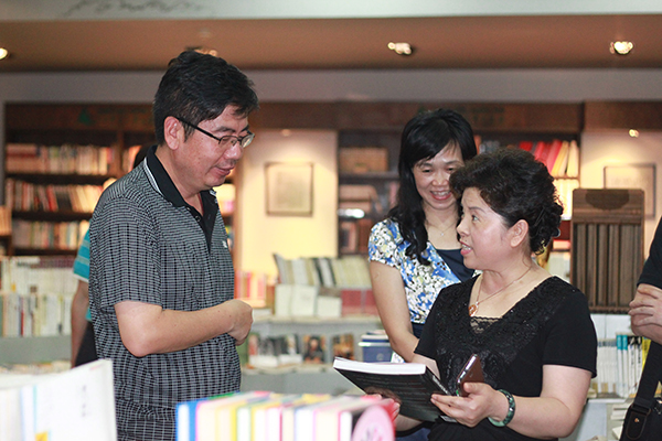 石春莲（右一）听取出版社情况介绍